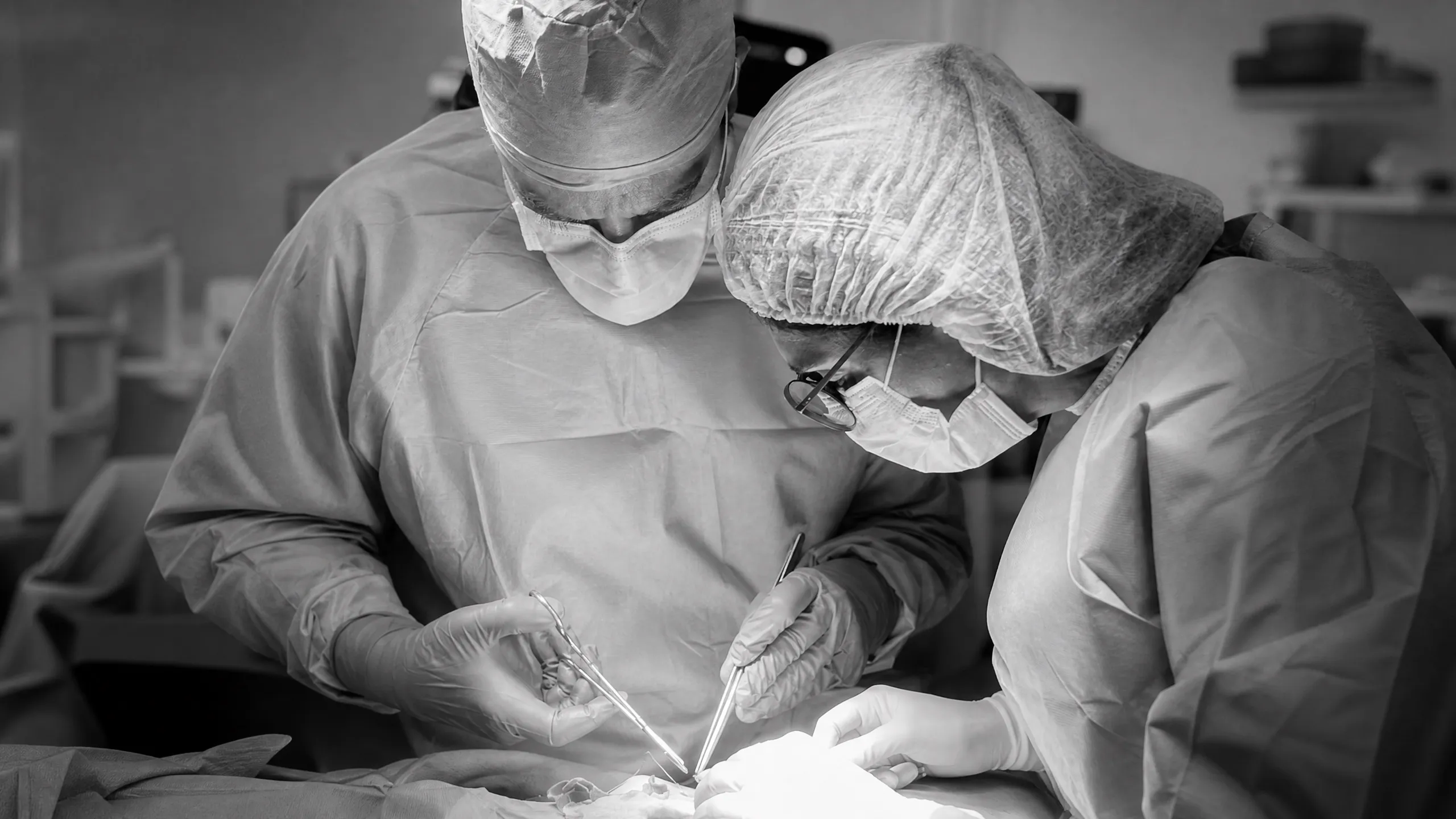 Vladimir Schraibman e cirurgiã assistente durante procedimento