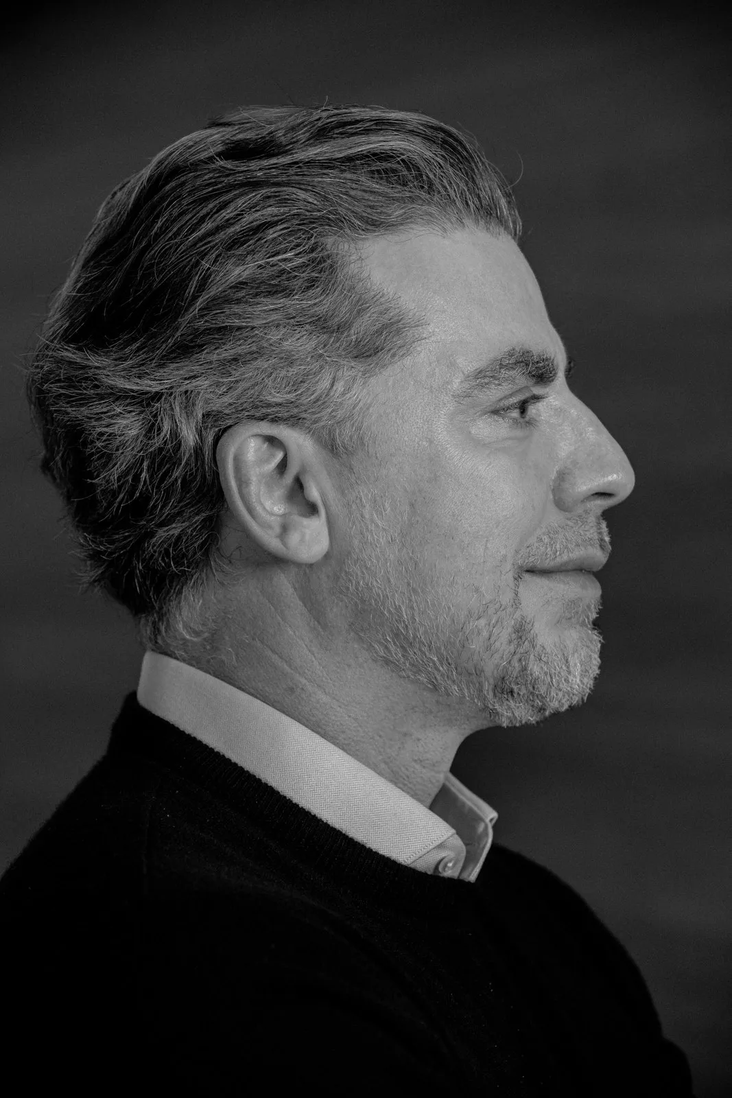Retrato em preto e branco de Vladimir Schraibman, de perfil